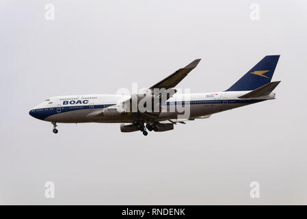 British Airways Boeing 747 Jumbo Jet G-BYGC Landung am Flughafen Heathrow bei schwerem Regen von Dublin, wo es in retro boac Farben bemalt worden war geflogen Stockfoto