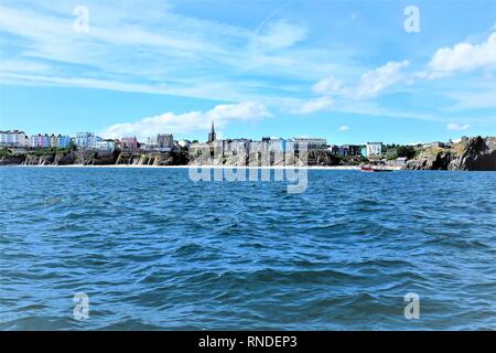 Tenby, Pembrokeshire, Wales, UK. Juli 24, 2018. Urlauber genießen das Schloss Strand von der Fähre in Tenby in Wales, Großbritannien. Stockfoto