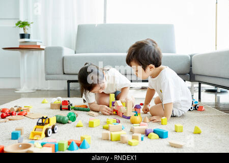 Baby Mädchen spielen im Wasser Auslauf im freien Kleine Mädchen spielen kleines Spielzeug Bänder in Home