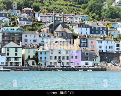 Dartmouth, Devon, Großbritannien. Juni 16, 2009. Urlauber entspannen auf dem Kai an der historischen Bayard's Cove mit Teil der Hügel Stadt an der Rückseite bei steigender Stockfoto