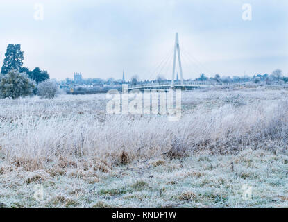 Greenway Suspension Bridge und Kathedrale auf einem eisigen Januar Vormittag, Hereford England UK. 2019 Stockfoto