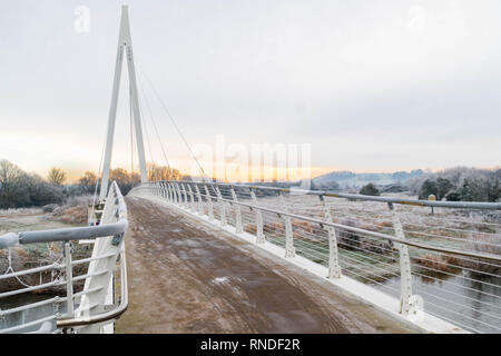 Sonnenaufgang an einem frostigen Morgen über Greenway Suspension Bridge Hereford England UK. Januar 2019 Stockfoto