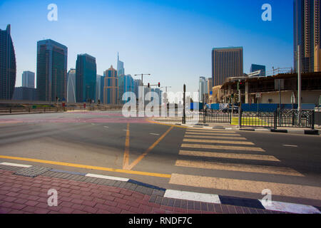 Leere Straße oder auf der Straße in der Stadt Dubai, VAE Stockfoto