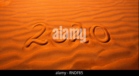 2020 Jahr in der Wüste Sand geschrieben Stockfoto