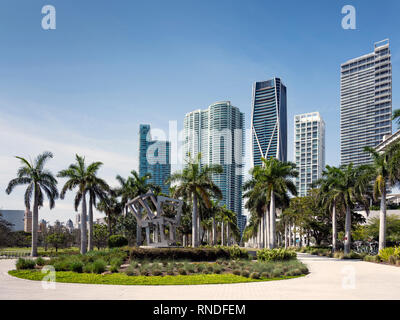 Garten und Wolkenkratzer aus der Perez Art Museum, Miami gesehen Stockfoto