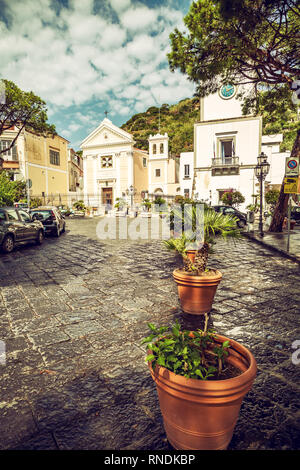 Der zentrale Platz von Lacco Ameno auf der Insel Ischia mit Santa Restituta Kirche, gewidmet dem Schutzpatron von Lacco Ameno. Reiseziel in I Stockfoto