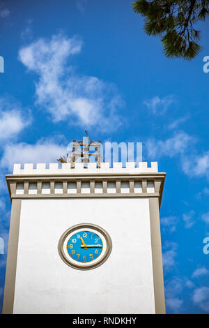 Die Uhr auf die Kapelle von Santa Restituta, auf der Insel von Ischia, Kirche der Schutzpatron von Lacco Ameno, mit Blick auf den Platz. Reisen de Stockfoto