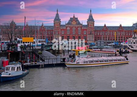 Stadt scenic aus Amsterdam in den Niederlanden mit der Central Station Stockfoto