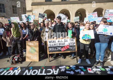 Jugend Streik 4 Klima Protest in Manchester City Centre. Hunderte von Studenten auf den Petersplatz versammelten sich heute während ähnliche Veranstaltungen im ganzen Land. Die Aktion war Teil einer Bewegung löste im August von 16 jährige Schülerin Greta Thunberg, der ein Solo Protest außerhalb Schwedens Parlament statt. Stockfoto