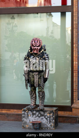 Street Performer verkleidet als ein alien Predator in Sevilla, Spanien Stockfoto