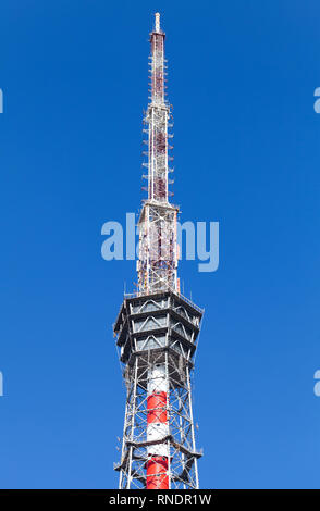 Oberen Teil des Fernsehens Turm über blauen Himmel. St. Petersburg, Russland Stockfoto