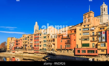 Girona, Span-Dez 2018: Gomez Brücke, im Jahre 1916 gebaut, überquert den Fluss Onyar in Richtung der Altstadt Stockfoto