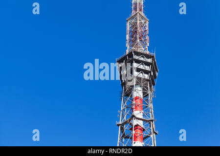 Fragment des Fernsehens Turm über blauen Himmel. St. Petersburg, Russland Stockfoto