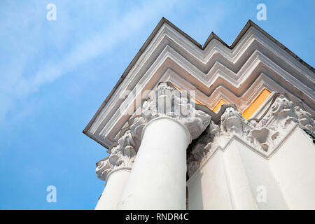 Tor Ecke mit weißen Säulen mit gelben Portikus unter blauem Himmel, klassische Architektur Stockfoto