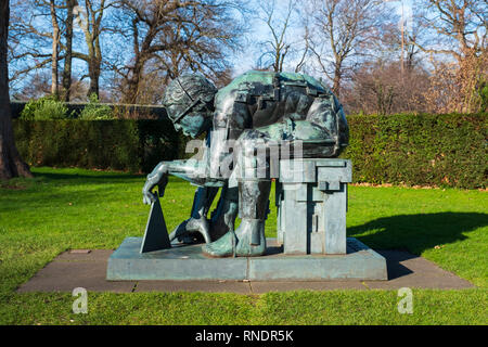 Meister des Universums Skulptur von Eduardo Paolozzi bei Scottish National Gallery of Modern Art - Zwei, in Edinburgh, Schottland, Großbritannien Stockfoto