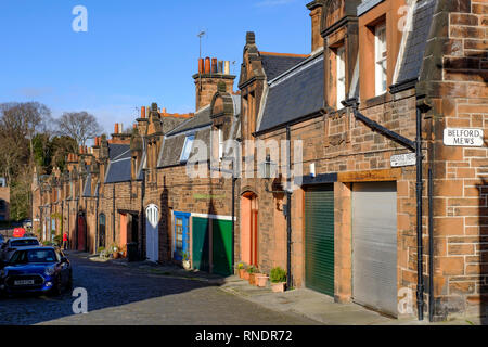 Anzeigen von Mews Häuser auf engen Straße an der Bedford Mews, bevor Mews in Edinburgh, Schottland, Großbritannien Stockfoto