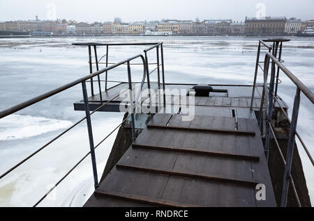 Nasses Holz- Pier auf der Newa Küste, Saint Petersburg, Russland Stockfoto