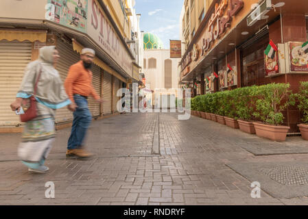 Ein pakistanischer Paar in einer ruhigen Straße des beliebten und ethnischen Stadtteil Deira in Dubai, Vereinigte Arabische Emirate, Stockfoto