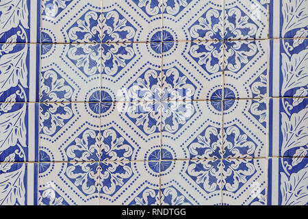 Traditionelle verzierten Portugiesische dekorative Fliesen in Blau und Weiß Stockfoto