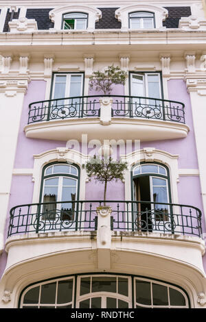Alte Fassade mit schönen und sehr typischen Azulejos im Zentrum von Lissabon Portugal abgedeckt. Stockfoto