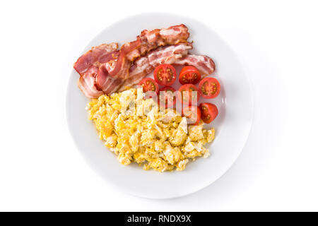 Frühstück mit Rührei, Schinken und Tomaten auf weißem Hintergrund. Ansicht von oben Stockfoto