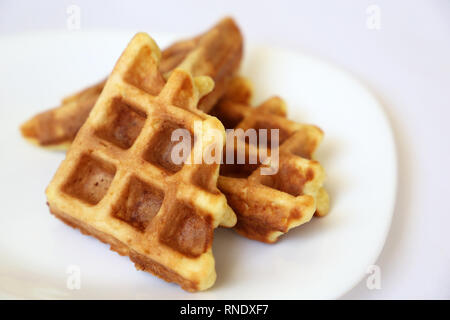 Belgische Waffeln in weiße Platte. Gesundes Frühstück, Stücke von frisch gebackenem classic Wafer Stockfoto