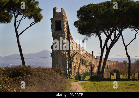 Claudian und Anio Novus Aquädukte (Park der Aquädukte - Campagna Romana - Wasserbau Wunder - die Aquädukte im Alten Rom - Rom Stockfoto