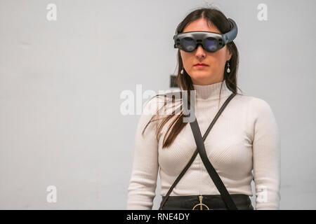 London, Großbritannien. 18 Feb, 2019. Marina Abramović, das Leben in der Londoner Serpentine Gallery, eine Perfomance in Mixed Reality (ein tragbarer augmented Erfahrung). Das Stück, Dauer 19 Minuten, baut auf der Künstlerin langjährige Faszination mit dem Begriff der Abwesenheit von Material. Die Verwendung von Mixed Reality ermöglicht Abramović, um zu erfahren, wie Sie Ihren eigenen Körper als Subjekt und Objekt zu verwenden, Mapping neues Gebiet am Schnittpunkt von Technologie und Leistung. Das Leben wird durch die Blechtrommel, ein US/UK-Studio, die ausschließlich in Mixed Reality Werke produziert. Credit: Guy Bell/Alamy leben Nachrichten Stockfoto