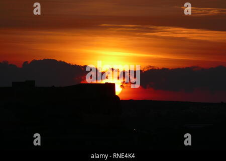 Gozo, 18. Februar, 2019. Sonnenuntergang auf der mediterranen Insel Gozo mit Blick auf die Zitadelle der Hauptstadt Victoria. Quelle: Adam Alexander/Alamy News Live Stockfoto