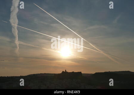 Gozo, 18. Februar, 2019. Sonnenuntergang auf der mediterranen Insel Gozo mit Blick auf die Zitadelle der Hauptstadt Victoria. Quelle: Adam Alexander/Alamy News Live Stockfoto