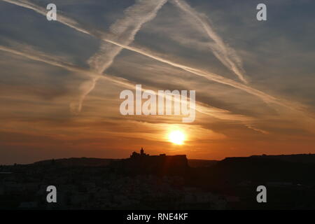 Gozo, 18. Februar, 2019. Sonnenuntergang auf der mediterranen Insel Gozo mit Blick auf die Zitadelle der Hauptstadt Victoria. Quelle: Adam Alexander/Alamy News Live Stockfoto