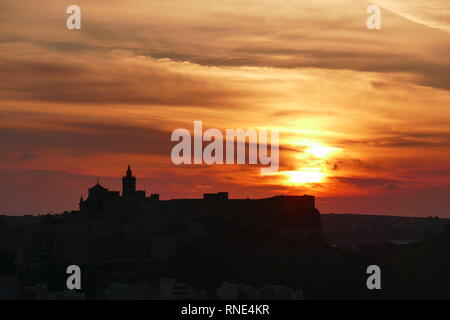 Gozo, 18. Februar, 2019. Sonnenuntergang auf der mediterranen Insel Gozo mit Blick auf die Zitadelle der Hauptstadt Victoria. Quelle: Adam Alexander/Alamy News Live Stockfoto