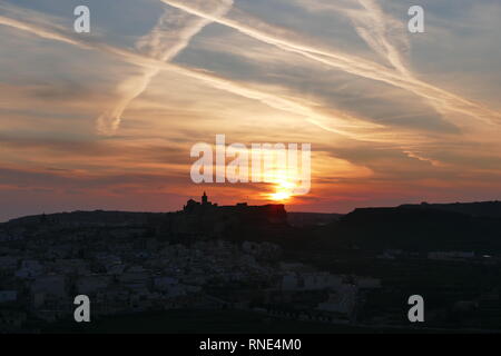 Gozo, 18. Februar, 2019. Sonnenuntergang auf der mediterranen Insel Gozo mit Blick auf die Zitadelle der Hauptstadt Victoria. Quelle: Adam Alexander/Alamy News Live Stockfoto