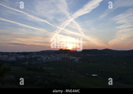 Gozo, 18. Februar, 2019. Sonnenuntergang auf der mediterranen Insel Gozo mit Blick auf die Zitadelle der Hauptstadt Victoria. Quelle: Adam Alexander/Alamy News Live Stockfoto