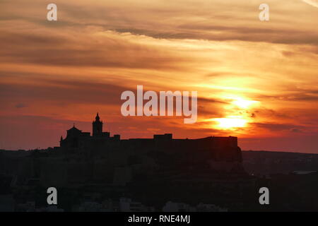 Gozo, 18. Februar, 2019. Sonnenuntergang auf der mediterranen Insel Gozo mit Blick auf die Zitadelle der Hauptstadt Victoria. Quelle: Adam Alexander/Alamy News Live Stockfoto