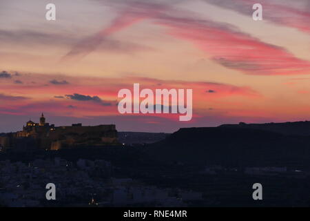 Gozo, 18. Februar, 2019. Sonnenuntergang auf der mediterranen Insel Gozo mit Blick auf die Zitadelle der Hauptstadt Victoria. Quelle: Adam Alexander/Alamy News Live Stockfoto