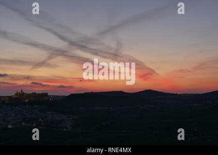 Gozo, 18. Februar, 2019. Sonnenuntergang auf der mediterranen Insel Gozo mit Blick auf die Zitadelle der Hauptstadt Victoria. Quelle: Adam Alexander/Alamy News Live Stockfoto