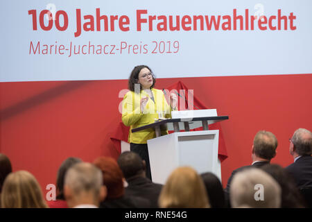 Berlin, Deutschland. 18 Feb, 2019. Andrea Nahles, SPD-Vorsitzende, spricht auf der Veranstaltung von 100 Jahren in der SPD-Fraktion' der Frauen Wahlrecht - Unser Ziel ist es, die Parität". Quelle: Jörg Carstensen/dpa/Alamy leben Nachrichten Stockfoto