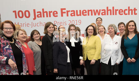 Berlin, Deutschland. 18 Feb, 2019. Andrea Nahles (6.v.r.), der SPD-Vorsitzende, steht zusammen mit Frauen, die der Marie Juchacz-Preis 2019 im Rahmen der Veranstaltung 100 Jahre in der SPD-Fraktion "Der frauenwahlrecht ausgezeichnet wurden - unser Ziel ist es, die Parität". Quelle: Jörg Carstensen/dpa/Alamy leben Nachrichten Stockfoto