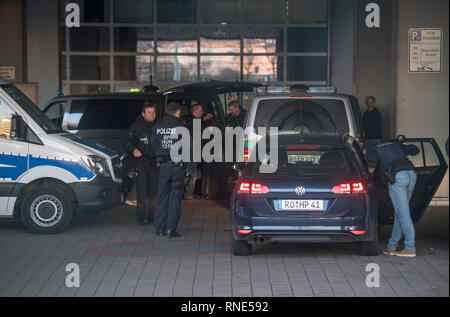 Frankfurt am Main, Deutschland. 18 Feb, 2019. Ein Konvoi von Polizei Fahrzeuge bringt die Abschiebung von Gefangenen einen Seiteneingang im Terminal 2 des Flughafens, von wo aus die Menschen in Afghanistan mit einem gecharterten Flugzeug am Abend abgeschoben werden sollen. Foto: Boris Roessler/dpa Quelle: dpa Picture alliance/Alamy leben Nachrichten Stockfoto