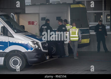 Frankfurt am Main, Deutschland. 18 Feb, 2019. Ein Konvoi von Polizei Fahrzeuge bringt die Abschiebung von Gefangenen einen Seiteneingang im Terminal 2 des Flughafens, von wo aus die Menschen in Afghanistan mit einem gecharterten Flugzeug am Abend abgeschoben werden sollen. Foto: Boris Roessler/dpa Quelle: dpa Picture alliance/Alamy leben Nachrichten Stockfoto