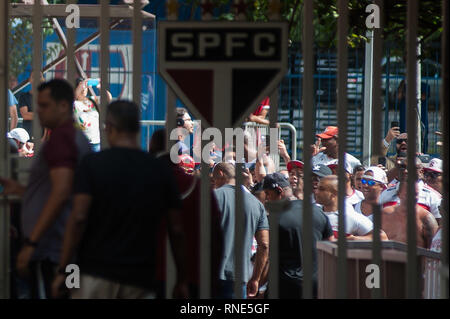 Sao Paulo, Brasilien. 18 Feb, 2019. São Paulo FC fan Proteste vor der Tür der CCT Barra Funda am Nachmittag des Montags, in der westlichen Zone von São Paulo. (Foto: Maurício Rummens/Fotoarena) Credit: Foto Arena LTDA/Alamy leben Nachrichten Stockfoto