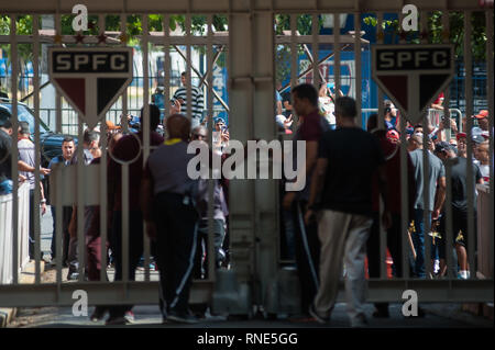 Sao Paulo, Brasilien. 18 Feb, 2019. São Paulo FC fan Proteste vor der Tür der CCT Barra Funda am Nachmittag des Montags, in der westlichen Zone von São Paulo. (Foto: Maurício Rummens/Fotoarena) Credit: Foto Arena LTDA/Alamy leben Nachrichten Stockfoto