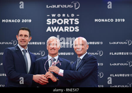 Monaco, Monaco. 18 Feb, 2019. Franck Raviot, Dider Deschamps, Guy Stephanon. (Team der Laureus World Sports Award Team des Jahres) mit der Trophäe. GES/Sport Allgemein/Laureus World Sports Awards 2019, 18.02.2019 Sport: Laureus World Sports Awards 2019, Februar 18, 2019 | Verwendung der weltweiten Kredit: dpa Picture alliance/Alamy leben Nachrichten Stockfoto