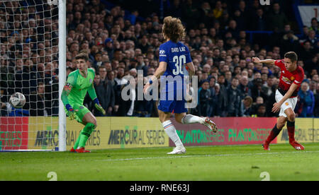 London, Großbritannien. 18 Feb, 2019. Von Manchester United Ander Herrera Kerben während FA Cup in die fünfte Runde zwischen Chelsea und Manchester United an der Stanford Brücke Stadium, London, England am 18 Feb 2019 Kredit Aktion Foto Sport FA Premier League und der Football League Bilder unterliegen dem DataCo Lizenz. Redaktionelle Verwendung nur. Kein Print Sales. Keine persönlichen Gebrauch. Keine unbezahlten Einsatz Credit: Aktion Foto Sport/Alamy leben Nachrichten Stockfoto