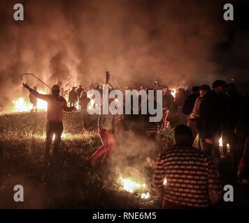 Gaza, Gaza, Palästina. 18 Feb, 2019. Palästinensische Demonstranten, brennende Reifen in einer Nacht Auseinandersetzungen zwischen palästinensischen Demonstranten und israelischen Truppen östlich von Gaza-stadt, Kredit: Abed Alrahman Alkahlout/Quds Net News/ZUMA Draht/Alamy leben Nachrichten Stockfoto