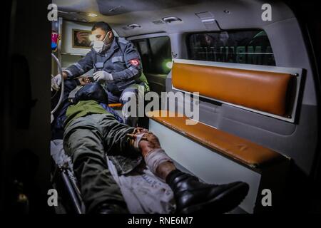Gaza, Gaza, Palästina. 18 Feb, 2019. Eine palästinensische verletzte Mann während der Nacht Auseinandersetzungen zwischen palästinensischen Demonstranten und israelischen Truppen östlich von Gaza-stadt, Kredit: Abed Alrahman Alkahlout/Quds Net News/ZUMA Draht/Alamy leben Nachrichten Stockfoto