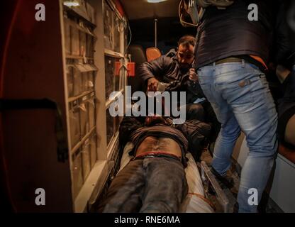 Gaza, Gaza, Palästina. 18 Feb, 2019. Eine palästinensische verletzte Mann während der Nacht Auseinandersetzungen zwischen palästinensischen Demonstranten und israelischen Truppen östlich von Gaza-stadt, Kredit: Abed Alrahman Alkahlout/Quds Net News/ZUMA Draht/Alamy leben Nachrichten Stockfoto