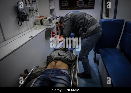 Gaza, Gaza, Palästina. 18 Feb, 2019. Eine palästinensische verletzte Mann während der Nacht Auseinandersetzungen zwischen palästinensischen Demonstranten und israelischen Truppen östlich von Gaza-stadt, Kredit: Abed Alrahman Alkahlout/Quds Net News/ZUMA Draht/Alamy leben Nachrichten Stockfoto