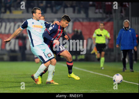 Crotone KR, Italien. 18 Feb, 2019. Foto Francesco Mazzitello/LaPresse 18 Febraio 2019 Crotone (KR) Italia Sport Calcio Crotone vs Pescara - Campionato di calcio Serie BKT 2018/2019 - Stadio Ezio ScidaNella Foto: Machach e CampagnaroPhoto Francesco Mazzitello/LaPresse Febraio 18, 2019 Crotone (KR) Italien Sport Fussball Crotone vs Pescara - Italienische Fußball-Liga BKT 2018/2019 - Ezio Scida StadiumIn der Pic: machach auf Campagnaro Credit: LaPresse/Alamy leben Nachrichten Stockfoto